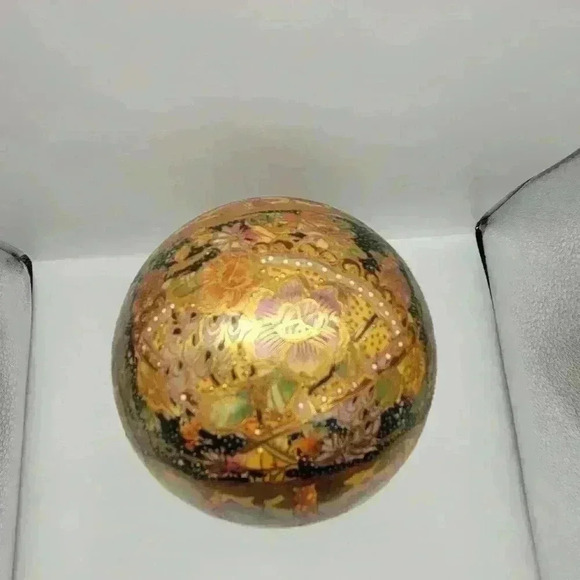 COPY - Beautiful Large Porcelain Satsuma Stamped Egg, Wooden stand Geisha Gilt … - Picture 3 of 14